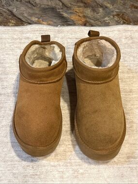 Kids' UGG Classic Ultra Mini Platform Boot in the "Chestnut" colorway. Size 3